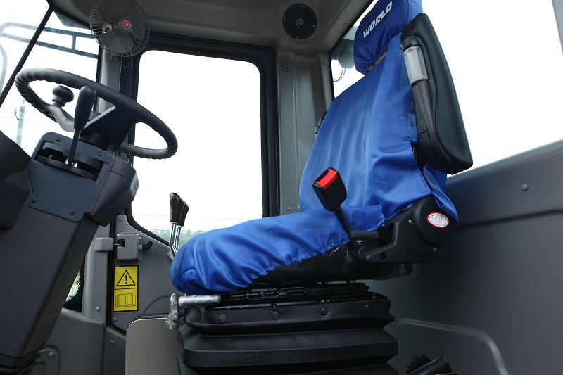 loader comfortable cabin.JPG
