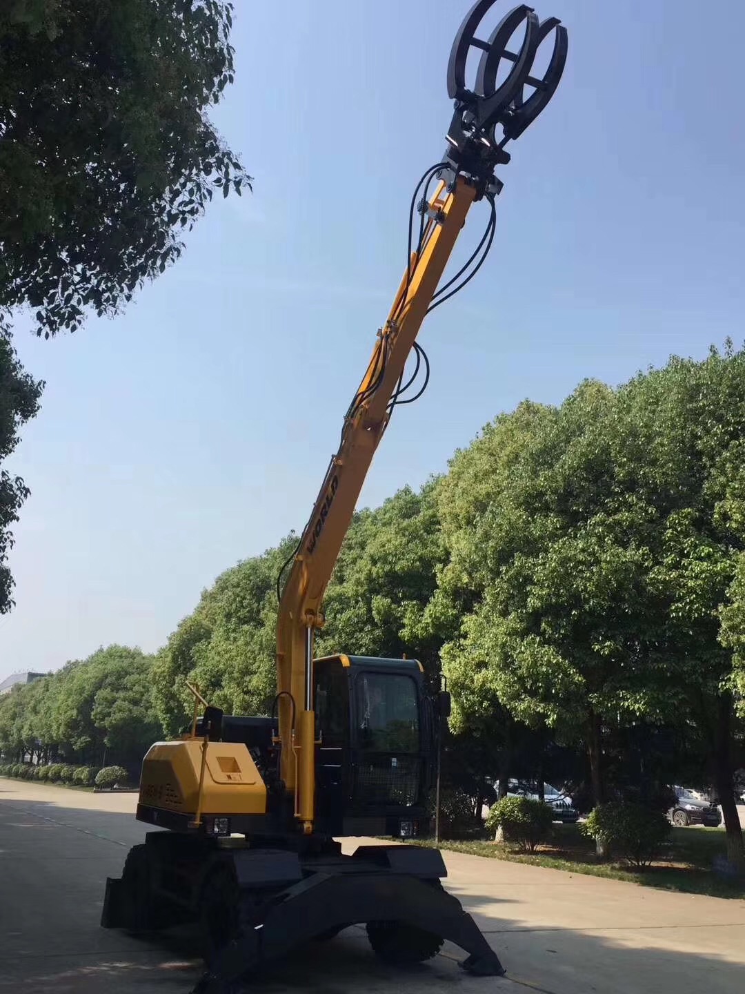 wheel excavator with grapple